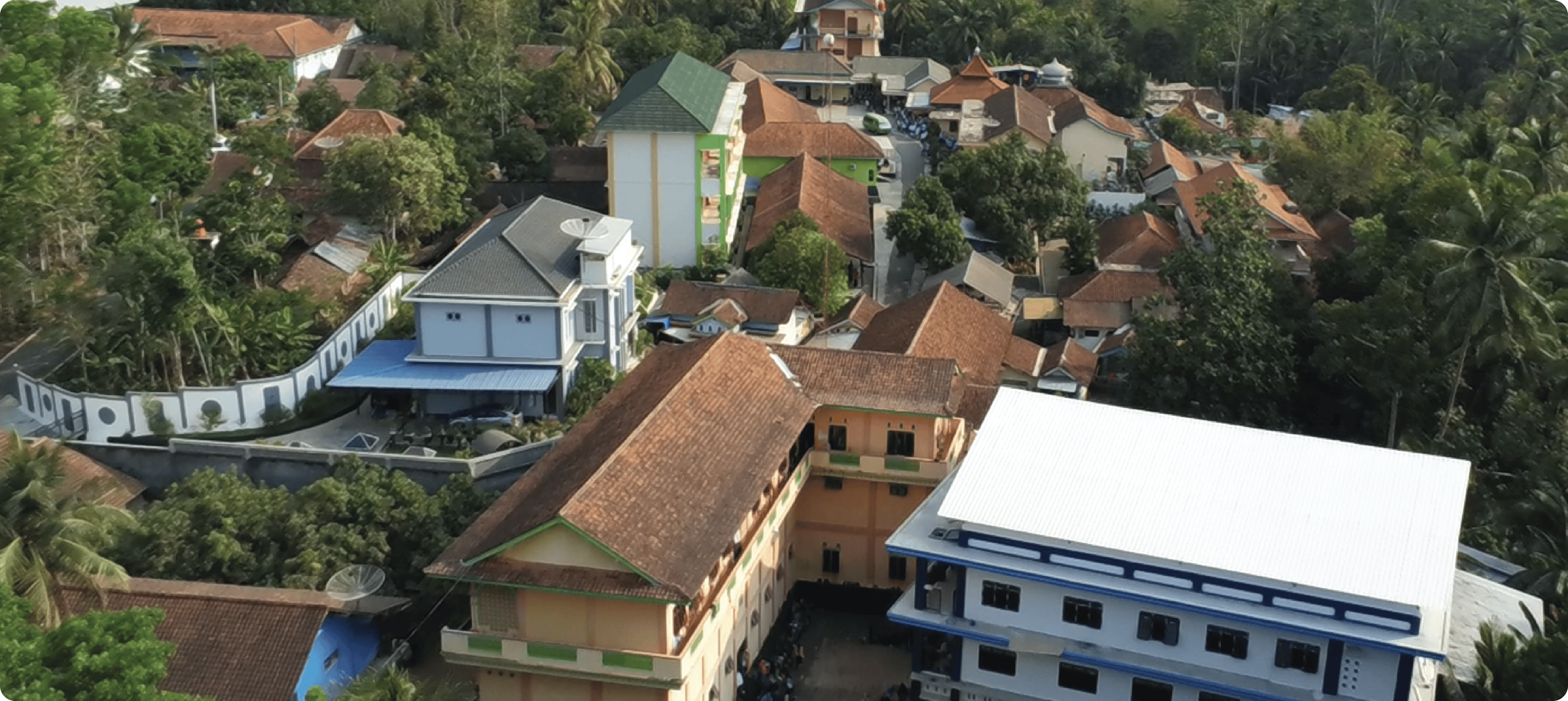 Foto tampak atas dari udara yang menyorot bangunan Pondok Pesantren Al-Iman Bulus Purworejo
