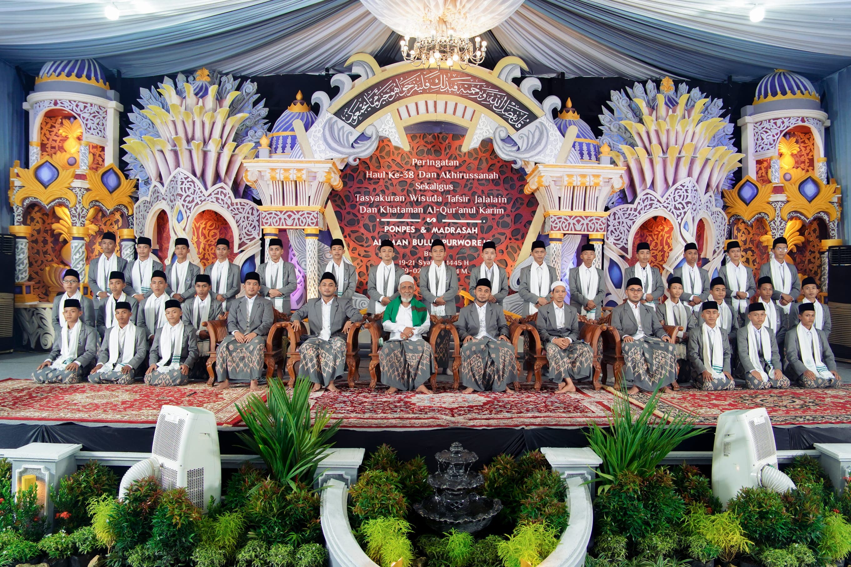 Foto jajaran guru, pengasuh Ponpes Al-Iman Bulus, dan keluarga dalam acara Peringatan Haul Ke-38 Dan Akhirussanah Sekaligus Tasyakuran Wisuda Tafsir Jalalain Dan Khataman Al-Qur'anul Karim. Dokumentasi Al-Iman Media 2024