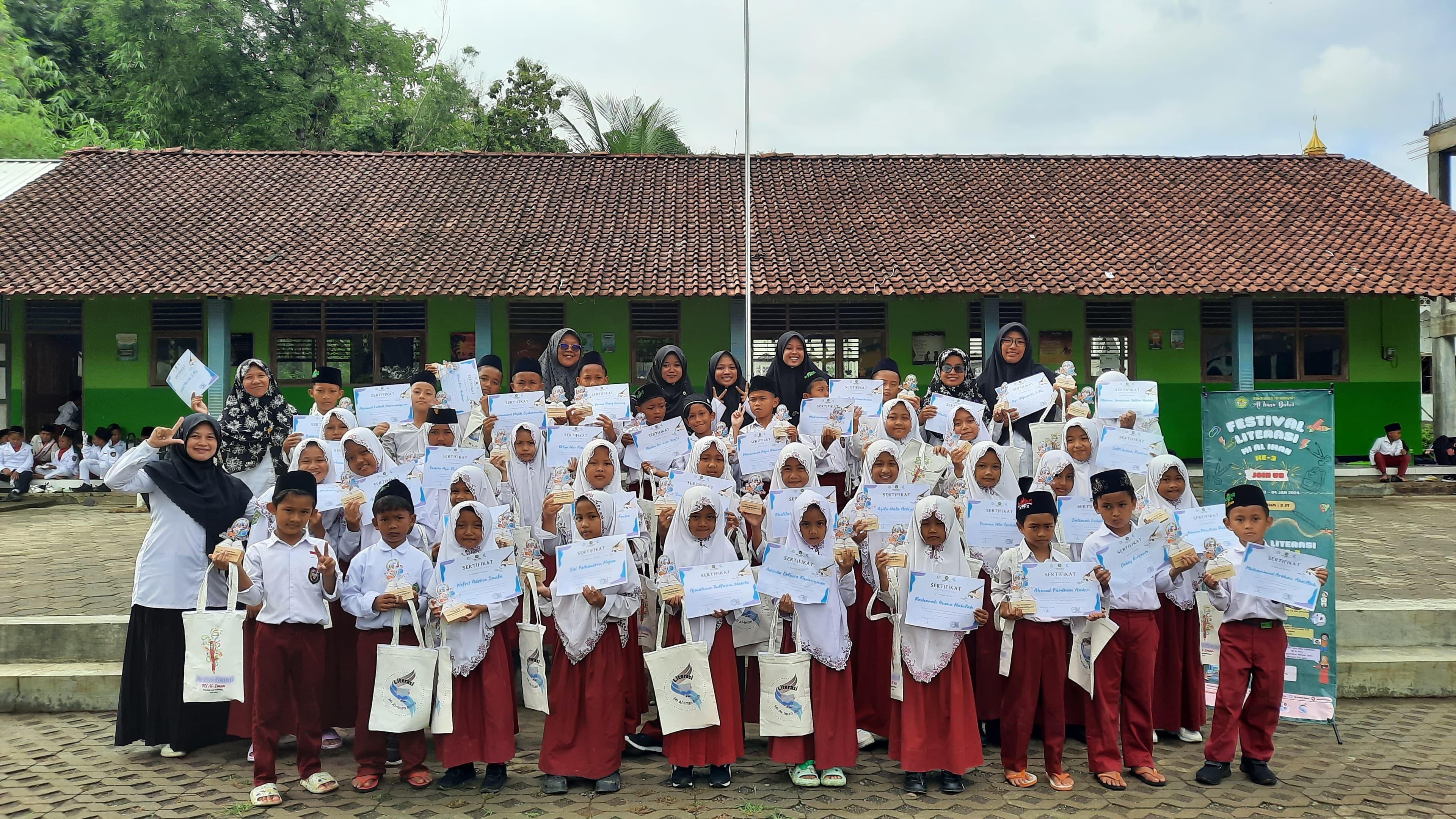 Foto siswa Madrasah Ibtidaiyah beserta guru-guru dalam acara Festival Literasi Madrasah Ibtidaiyah Al-Iman. Dokumentasi Al-Iman Media 2024